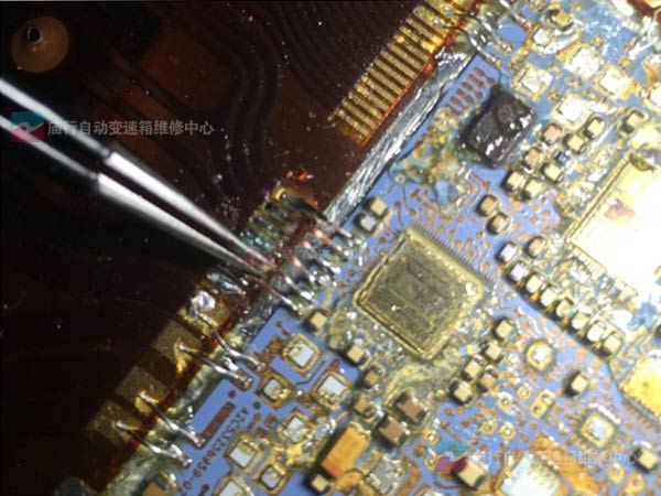 变速箱电脑板打开专业维修中（上海庙行电脑板研发团队核心技术）.jpg